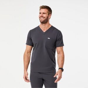 FIGS Men’s Leon Three-Pocket Scrub Top in Charcoal Color (NWT)